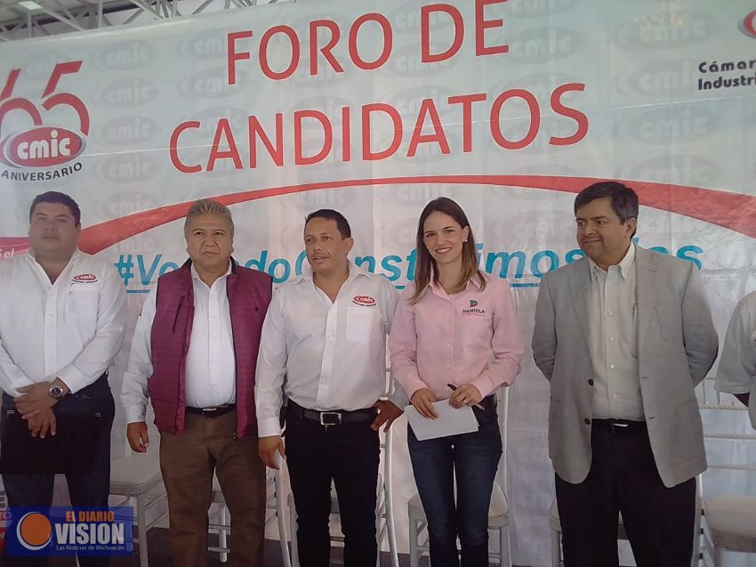 Daniela de los Santos presenta cuatro ejes de su campaña a constructores de la CMIC