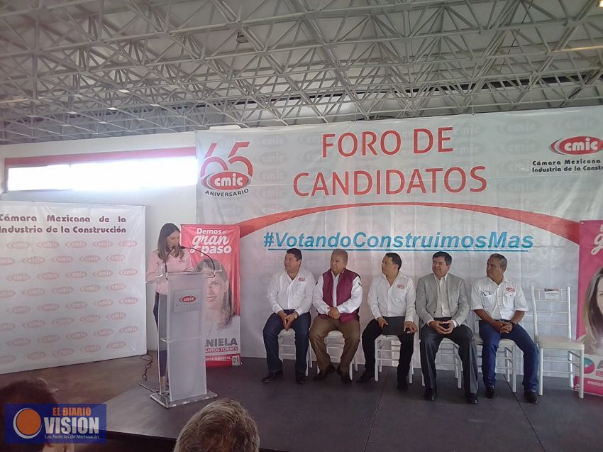 Ante constructores, Daniela de los Santos compromete mayor obra para ellos