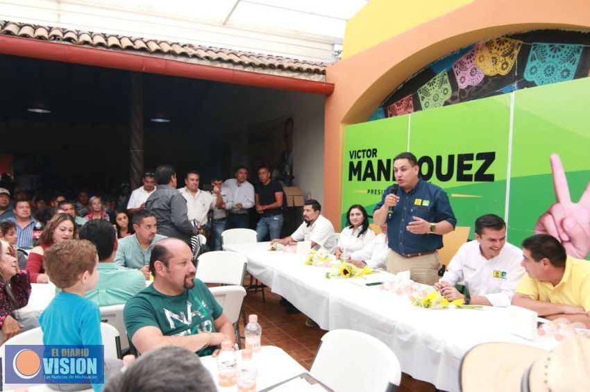 Más de 250 colonos se manifiestan a favor de  Víctor Manríquez