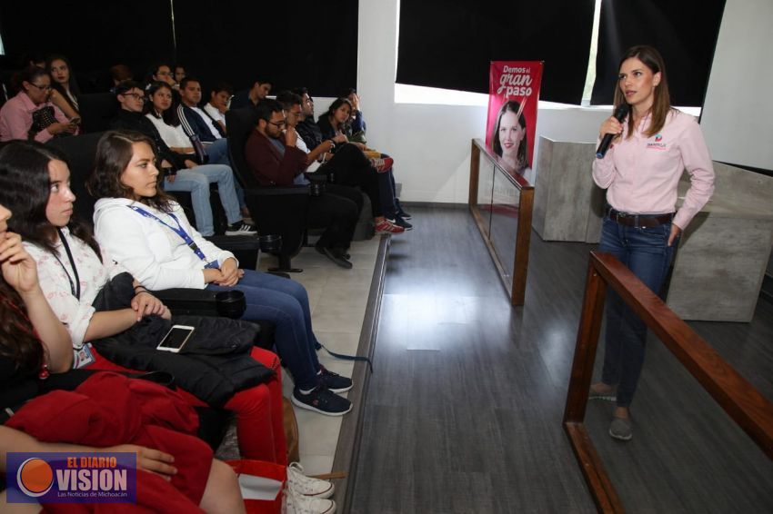 Exponen sus inquietudes universitarios morelianos a Daniela de los Santos