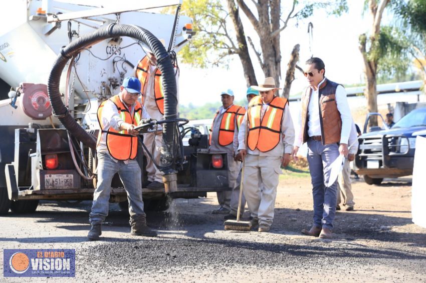 Supervisa Gobernador trabajos de rehabilitación carretera en Puruándiro