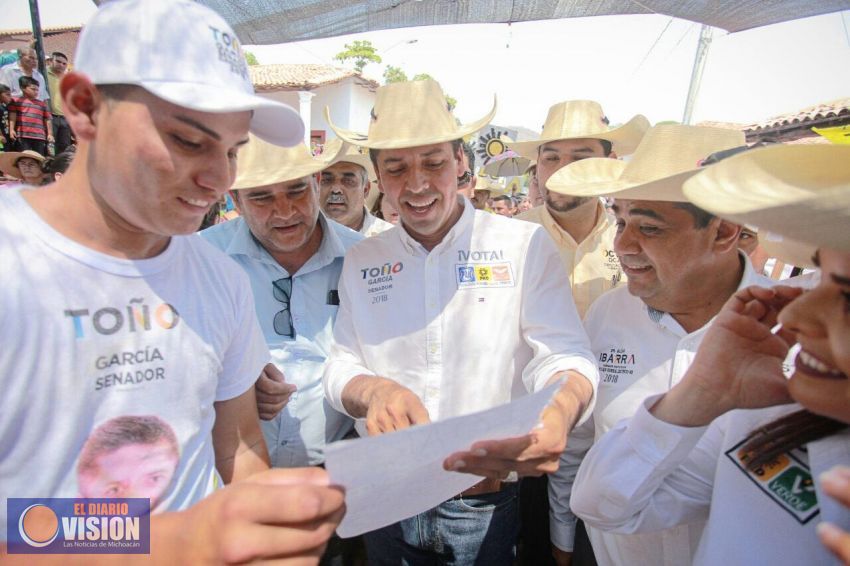 Caminos rurales y presa para Carácuaro, compromete Toño Garcia