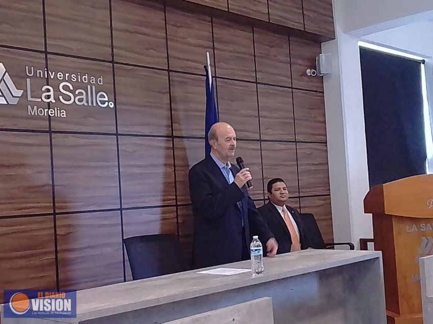 Ante universitarios, Fausto Vallejo propone generar empleos para abatir la inseguridad