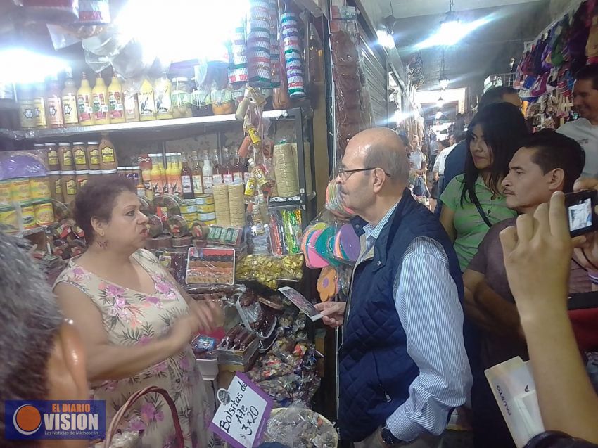 Compromete Fausto Vallejo apoyos para locatarios del tradicional Mercado de Dulces 