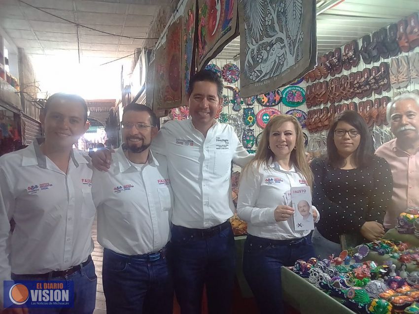 Iván Pérez Negrón compromete apoyar a los locatarios del mercado de dulces