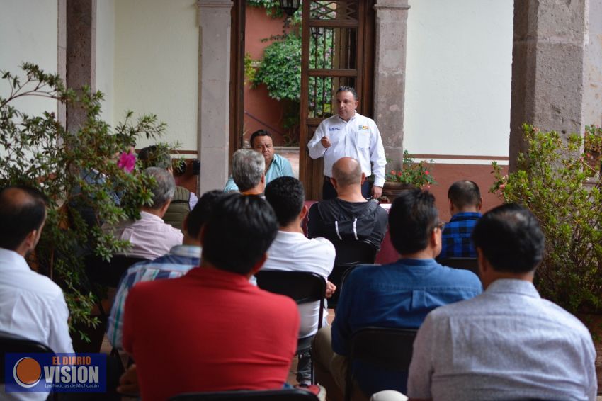 Compromete Carlos Quintana licitaciones transparentes ante arquitectos de Michoacán