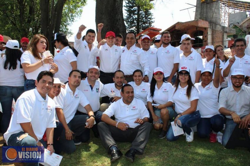 Ixtláhuac, candidato al Senado de la República, se encuentra con cortadores de aguacate en Uruapan