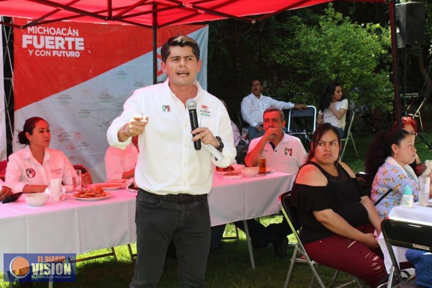 Toño Ixtláhuac, sostiene encuentro con mujeres líderes y emprendedoras de Uruapan