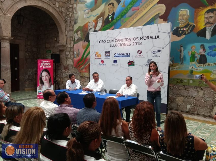 Daniela de los Santos se compromete ante CANACO a privilegiar a proveedores y constructores locales
