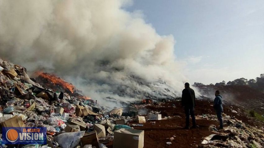 Ayuntamiento de Uruapan interviene de manera inmediata en incendio de Basurero Municipal