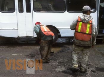 Brigadistas tapan baches en cuatro puntos críticos de Morelia