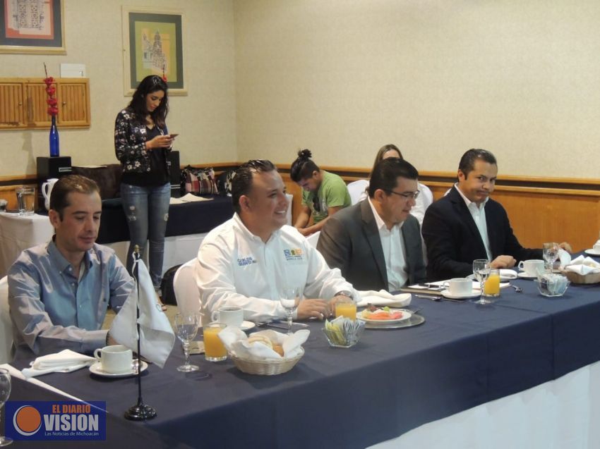 Mejor transparencia y calidad en servicios públicos, compromete Carlos Quintana ante la Canadevi