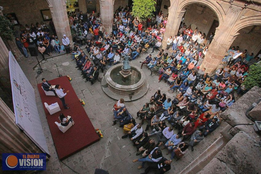 Dialoga Toño García con la comunidad estudiantil de la UMSNH