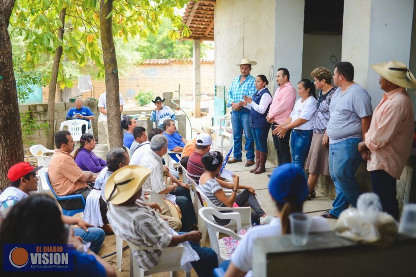 Alma Mireya se reúne con mezcaleros y respaldan el proyecto Al Frente por Michoacán