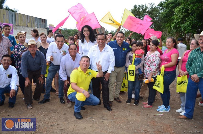 Los candidatos del PRD continúan recorriendo cada una de las colonias de Uruapan