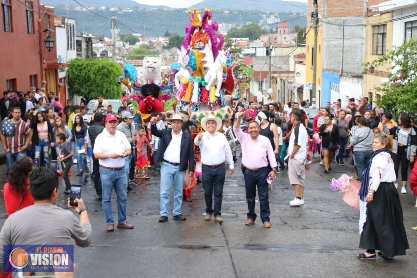 Cientos de vecinos de la colonia Independencia caminan junto a Gerónimo Color