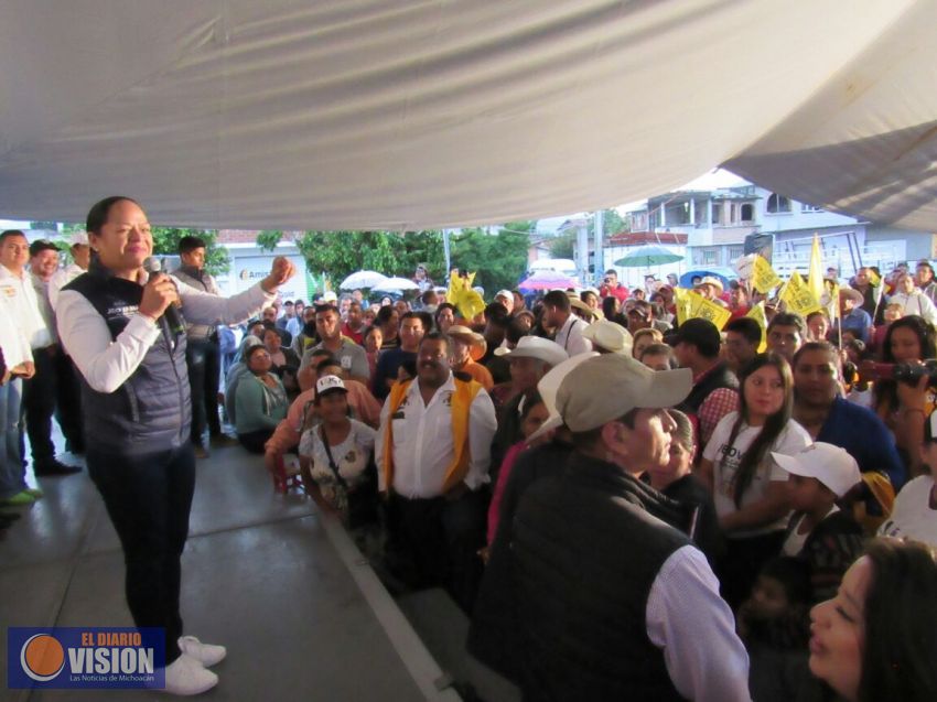 Jeovana Alcántar gestionará recursos para obras hidráulicas para el oriente michoacano
