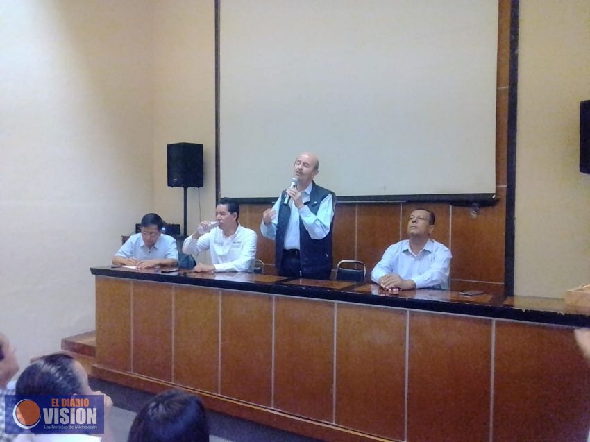 Establecer la mejora regulatoria y la simplificación administrativa, compromete Fausto a empresario