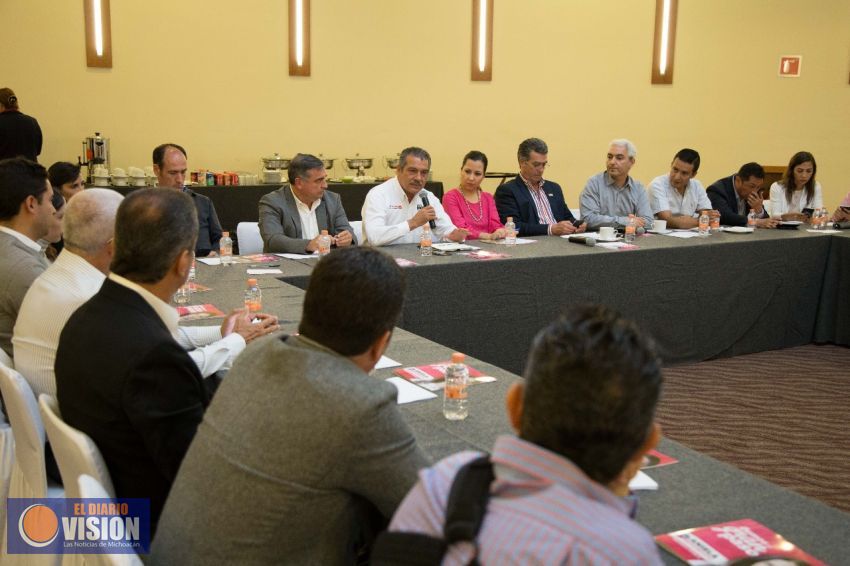 Raúl Morón ofrece certeza jurídica, seguridad y simplificación administrativa a inversionistas