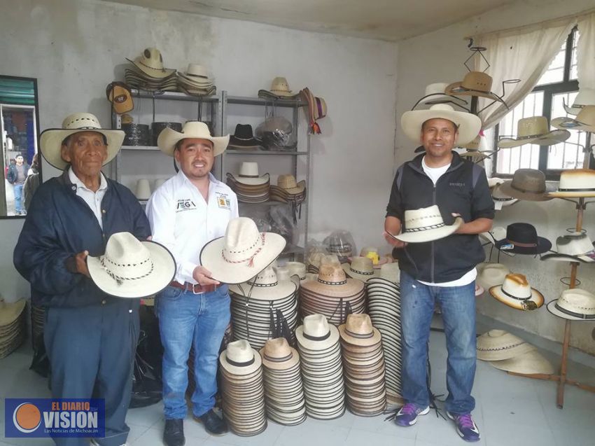 José Luis Vega dialoga con artesanas y fabricantes de sombreros en Erongarícuaro