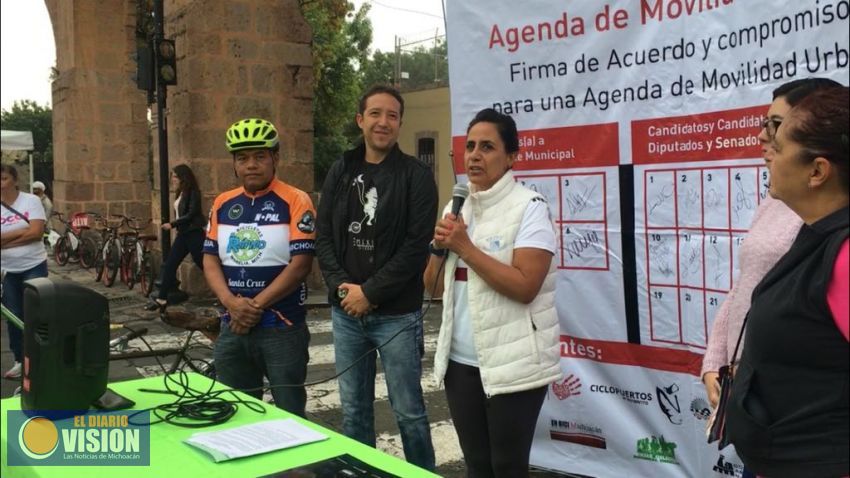 Firma Cocoa Calderón compromisos con la Asociación Bicivilízate