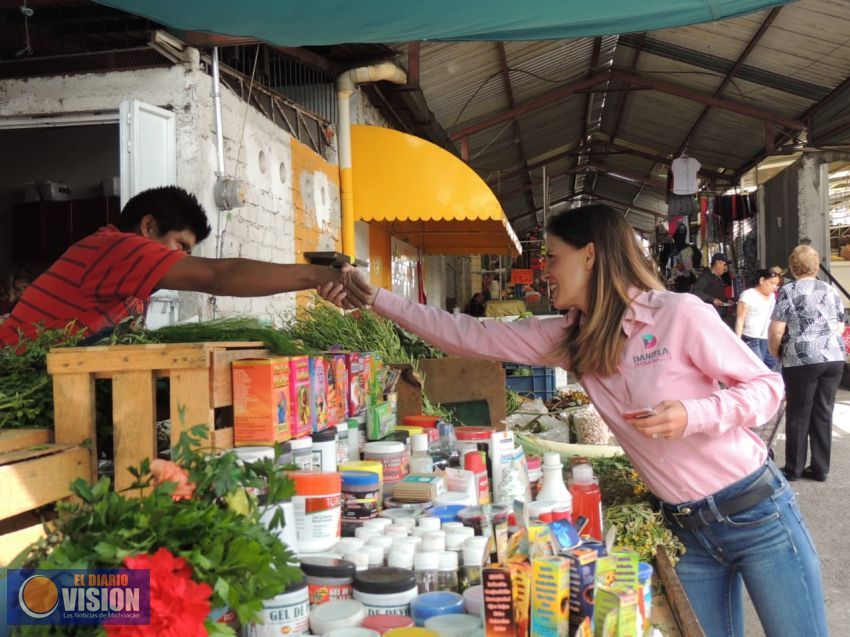 Daniela de los Santos recorre el Tianguis de la Antigua Feria