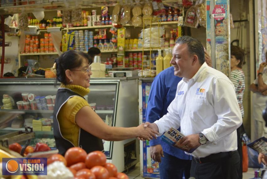 Comerciantes del Mercado Independencia arropa a Carlos Quintana