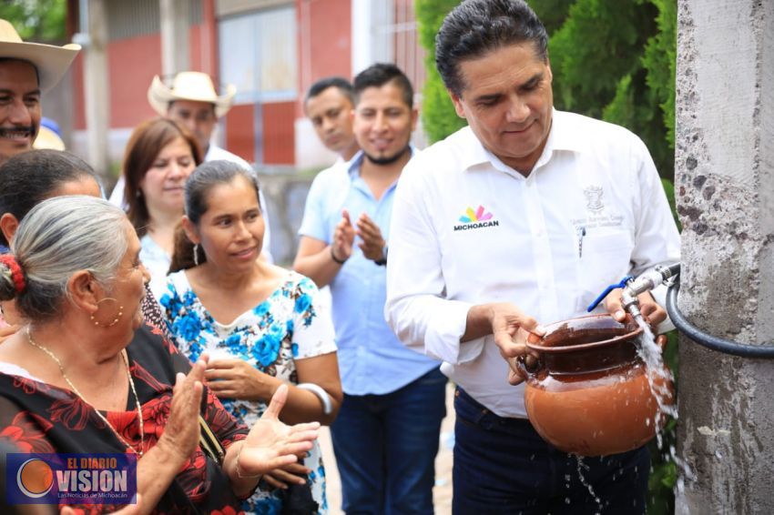 Acercan agua potable a comunidades de Tuzantla