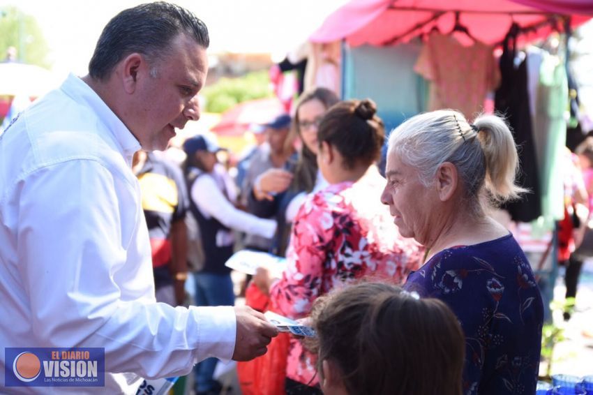 Carlos Quintana se compromete a dar mejores condiciones a comerciantes de tianguis y mercados 