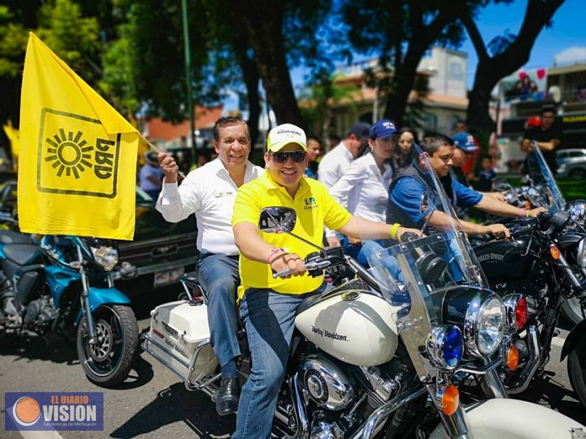 Con gran entusiasmo Jesús Flores, emprendió la caravana con rumbo a la victoria
