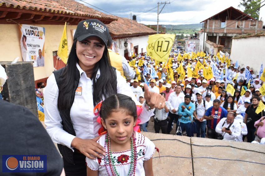 Sondeos de opinión colocan a Araceli Martínez con el triunfo en el distrito de Pátzcuaro 