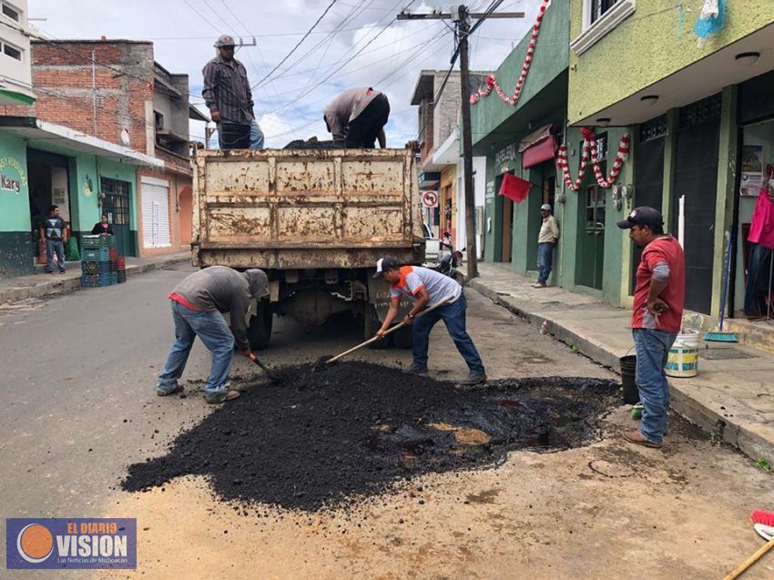 Inician trabajos de bacheo en las calles principales de Coeneo 