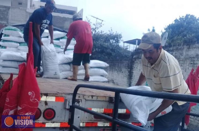 A más de un año, entrega SEDRUA fertilizante a campesinos arienses