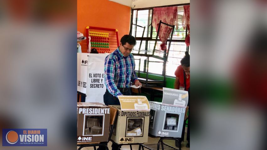 Toño Sosa acudió a ejercer su derecho al voto