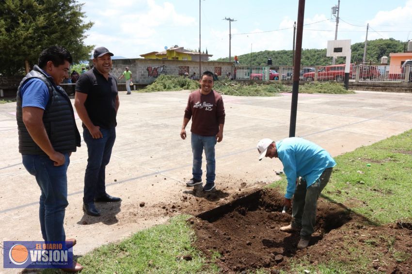 Alcalde de Coeneo inicia construcción de techumbre en la cancha en una comunidad 