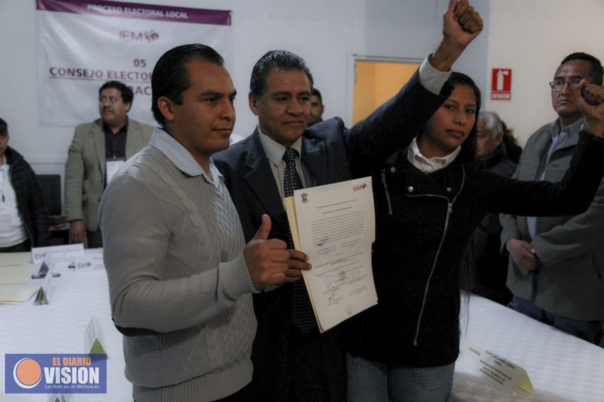 Entregan constancia de mayoría al diputado  electo por el Distrito V