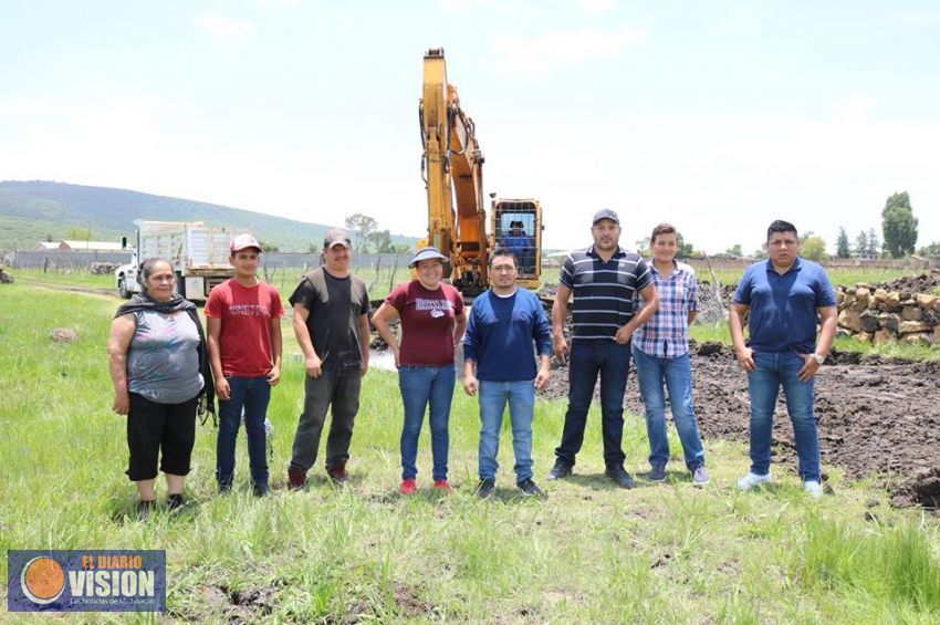 José Luis Vega inicia pavimentación en la calle Ejidatarios de Pretoria, Coeneo