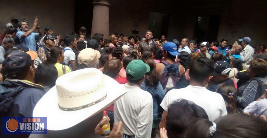 Ávalos Plata empeña su palabra con habitantes pobres de Morelia Antorcha Campesina 