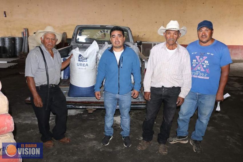 Alcalde de Coeneo continúa entregando programa de fertilizante a productores agrícolas 