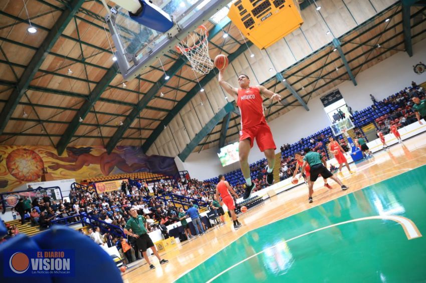 Presencian aficionados del baloncesto entrenamiento de los 12 Guerreros