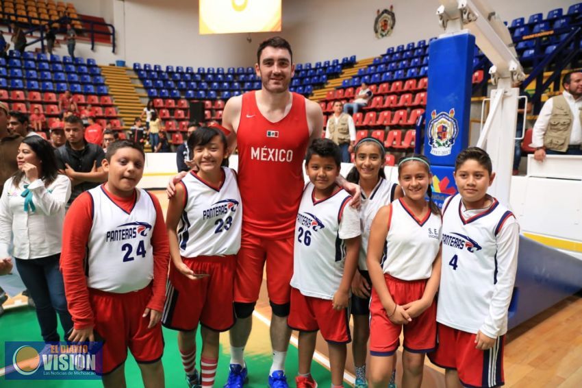 Cumplen seleccionados nacionales el sueño de basquetbolistas de Michoacán