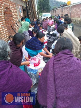 Familias indígenas de Angahuan se benefician con material de costura