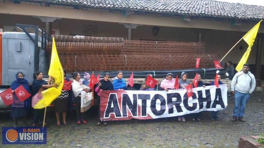 Tangancicuarenses se benefician con más de 2 millones de pesos en material de construcción