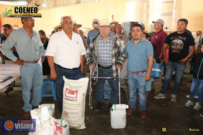 Alcalde de Coeneo entrega estímulos a productores agrícolas 