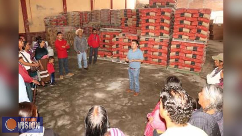 Alcalde de Coeneo entrega material para construcción de viviendas.