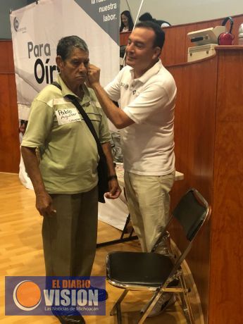 DIF Uruapan trabaja en la entrega de aparatos auditivos.