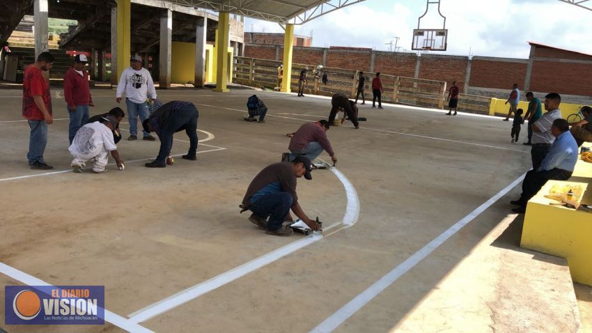 Alcalde de Coeneo supervisa trabajos de construcción de canchas de fútbol y techumbre 
