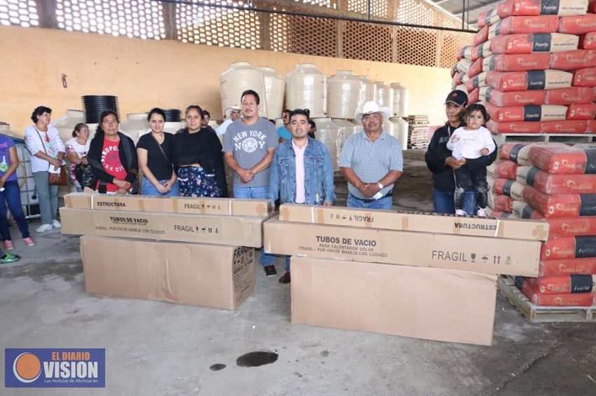 José Luis Vega entrega calentadores, tinacos e insumos para el campo