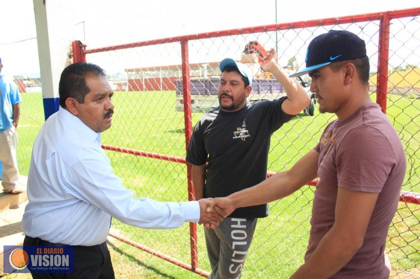 Lupillo Aguilera supervisa avances de iluminación en Unidad Deportiva de Madero