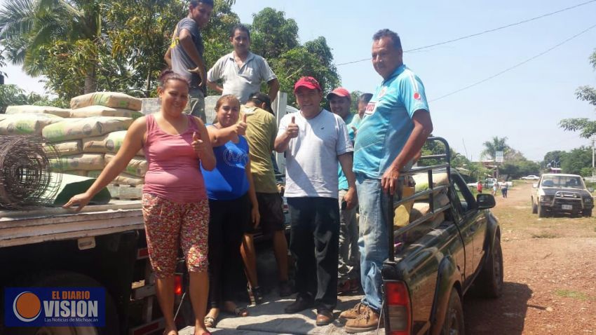 Familias de escasos recursos reciben apoyo en Charapendo